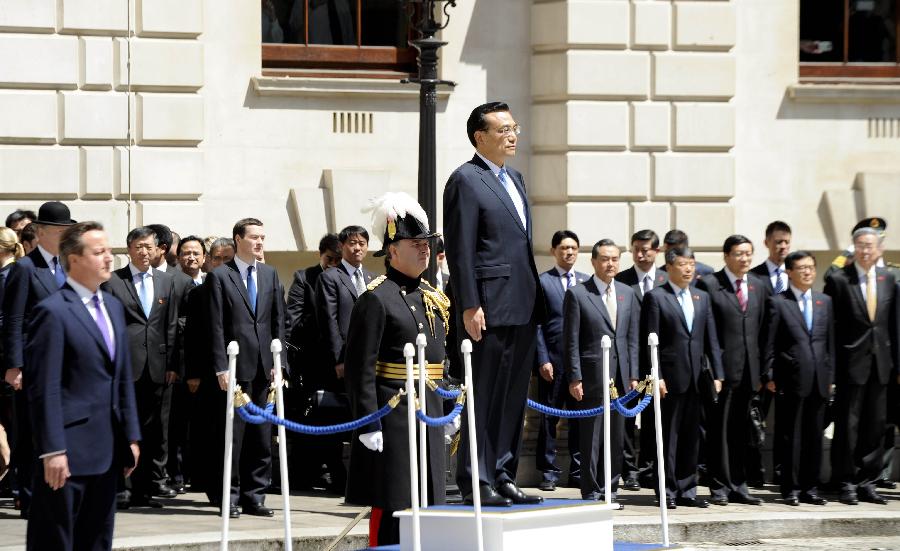 6月17日，中國國務(wù)院總理李克強(qiáng)在倫敦唐寧街10號(hào)首相府同英國首相卡梅倫舉行中英總理年度會(huì)晤。這是會(huì)晤前，卡梅倫為李克強(qiáng)舉行隆重的歡迎儀式。新華社記者 張鐸 攝 