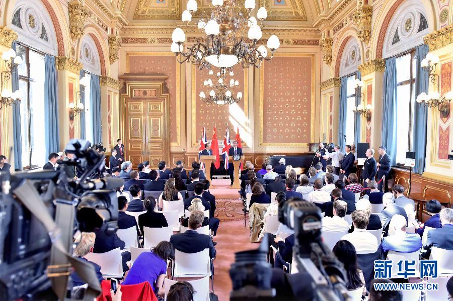 6月17日，中國(guó)國(guó)務(wù)院總理李克強(qiáng)同英國(guó)首相卡梅倫在倫敦舉行中英總理年度會(huì)晤后共同會(huì)見記者。新華社記者 李濤 攝