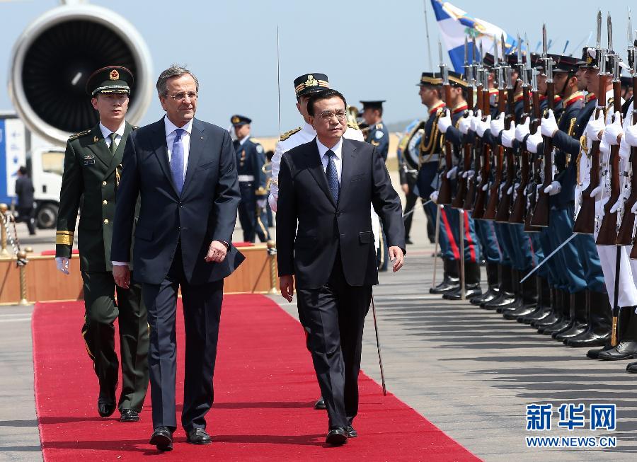 6月19日，國務(wù)院總理李克強(qiáng)乘專機(jī)抵達(dá)雅典國際機(jī)場，開始對希臘進(jìn)行正式訪問。希臘總理薩馬拉斯在機(jī)場為李克強(qiáng)舉行隆重的歡迎儀式。這是李克強(qiáng)在薩馬拉斯的陪同下檢閱儀仗隊(duì)。新華社記者 龐興雷 攝