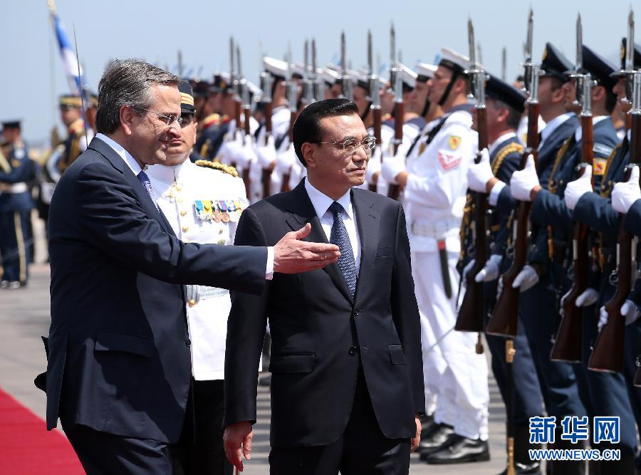 6月19日，國務(wù)院總理李克強(qiáng)乘專機(jī)抵達(dá)雅典國際機(jī)場，開始對希臘進(jìn)行正式訪問。希臘總理薩馬拉斯在機(jī)場為李克強(qiáng)舉行隆重的歡迎儀式。這是李克強(qiáng)在薩馬拉斯的陪同下檢閱儀仗隊(duì)。新華社記者 龐興雷 攝  