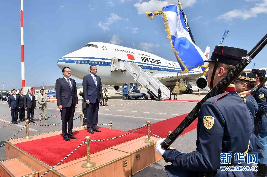 6月19日，國務(wù)院總理李克強(qiáng)乘專機(jī)抵達(dá)雅典國際機(jī)場，開始對希臘進(jìn)行正式訪問。希臘總理薩馬拉斯在機(jī)場為李克強(qiáng)舉行隆重的歡迎儀式。新華社記者 李濤 攝