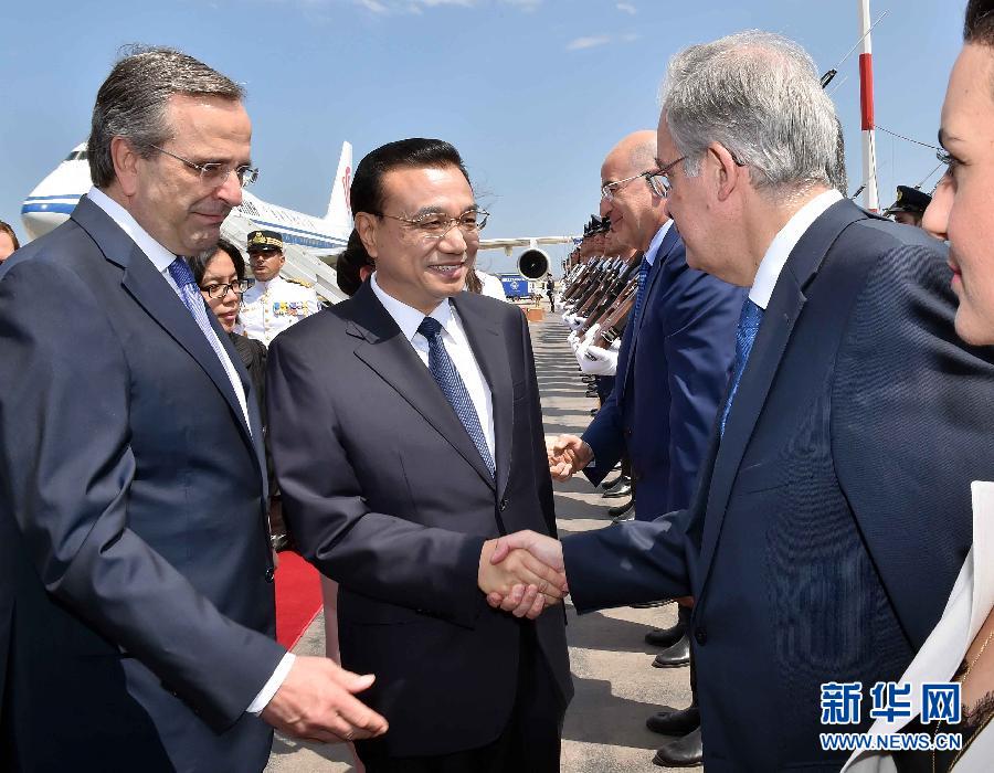 6月19日，國務(wù)院總理李克強(qiáng)乘專機(jī)抵達(dá)雅典國際機(jī)場，開始對希臘進(jìn)行正式訪問。希臘總理薩馬拉斯在機(jī)場為李克強(qiáng)舉行隆重的歡迎儀式。新華社記者 李濤 攝