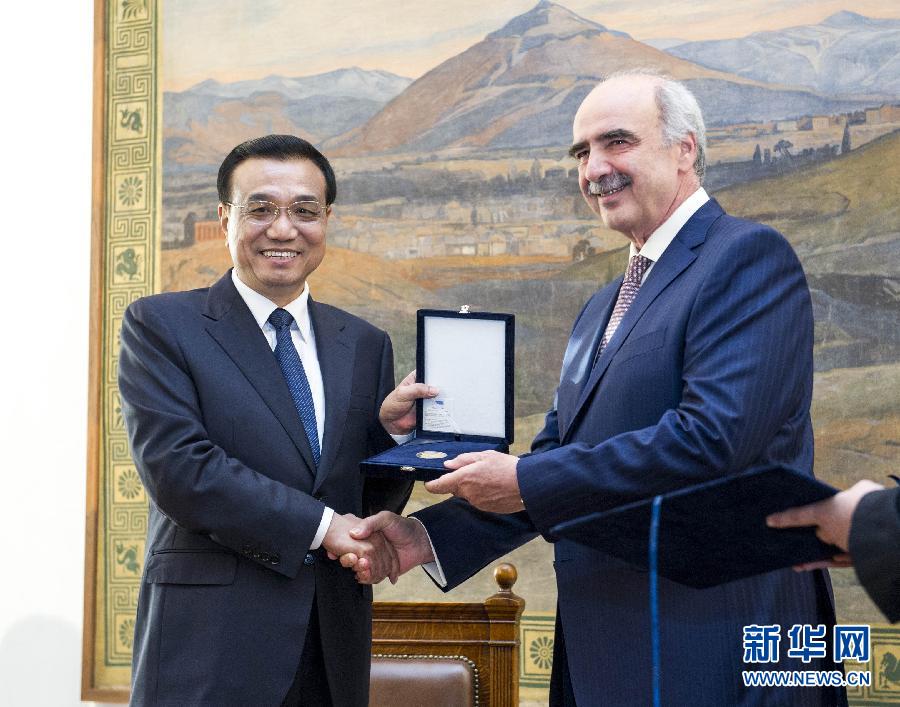 6月19日，國務(wù)院總理李克強(qiáng)在希臘議會大廈會見希臘議長米馬拉基斯。這是會見前，米馬拉基斯代表希臘議會向李克強(qiáng)授予議會金質(zhì)勛章。新華社記者 王曄 攝