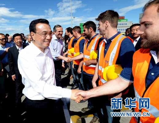 6月20日，國(guó)務(wù)院總理李克強(qiáng)與希臘總理薩馬拉斯共同考察中國(guó)遠(yuǎn)洋運(yùn)輸集團(tuán)比雷埃夫斯集裝箱碼頭。這是李克強(qiáng)和薩馬拉斯來到3號(hào)碼頭，同碼頭工人親切交流。新華社記者 李濤 攝 