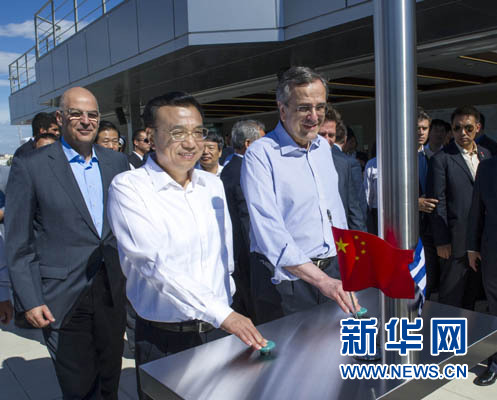 這是李克強(qiáng)與薩馬拉斯共同發(fā)出指令，一列滿載中國(guó)貨物的列車緩緩駛出比雷埃夫斯港，開往中東歐目的地。新華社記者 王曄 攝