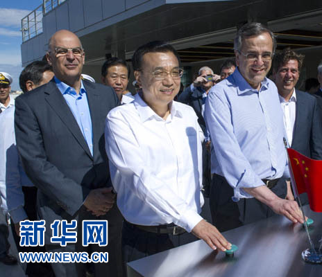 這是李克強(qiáng)與薩馬拉斯共同發(fā)出指令，一列滿載中國(guó)貨物的列車緩緩駛出比雷埃夫斯港，開往中東歐目的地。新華社記者 王曄 攝