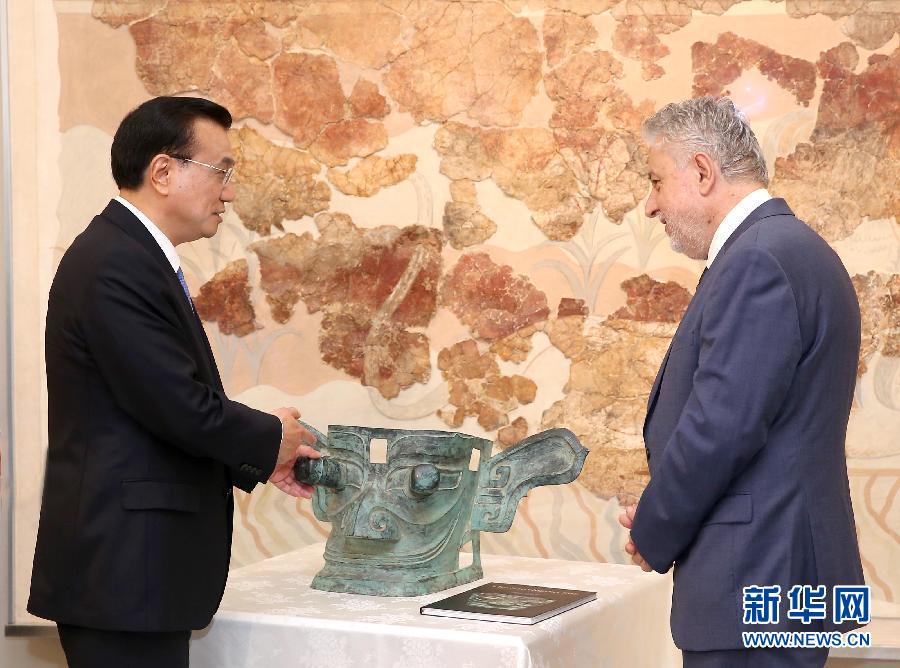 6月21日，國(guó)務(wù)院總理李克強(qiáng)與希臘總理薩馬拉斯共同出席希臘伊拉克利翁博物館新館開(kāi)館儀式并發(fā)表講話。這是李克強(qiáng)向伊拉克利翁博物館贈(zèng)送三星堆出土文物復(fù)制品。新華社記者 龐興雷 攝 