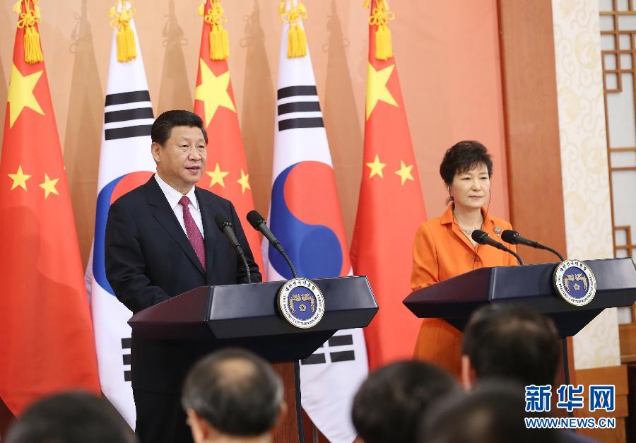 7月3日，國家主席習近平在首爾同韓國總統(tǒng)樸槿惠舉行會談。會談后，兩國元首共同會見記者。 新華社記者姚大偉攝