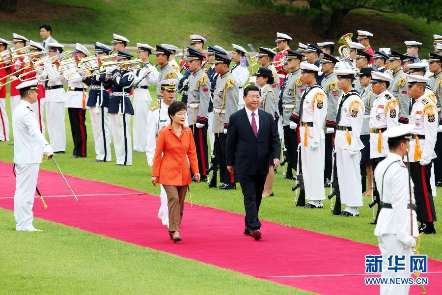 7月3日，國家主席習近平在首爾同韓國總統(tǒng)樸槿惠舉行會談。會談前，樸槿惠在青瓦臺總統(tǒng)府為習近平舉行隆重歡迎儀式。 新華社記者姚大偉攝
