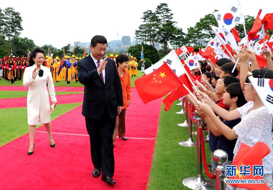 7月3日，國家主席習近平在首爾同韓國總統(tǒng)樸槿惠舉行會談。會談前，樸槿惠在青瓦臺總統(tǒng)府為習近平舉行隆重歡迎儀式。 新華社記者饒愛民攝 