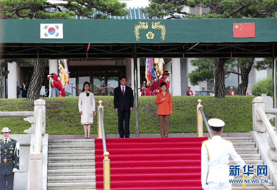 7月3日，國家主席習近平在首爾同韓國總統(tǒng)樸槿惠舉行會談。會談前，樸槿惠在青瓦臺總統(tǒng)府為習近平舉行隆重歡迎儀式。 新華社記者丁林攝 