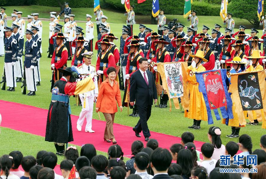 7月3日，國家主席習近平在首爾同韓國總統(tǒng)樸槿惠舉行會談。會談前，樸槿惠在青瓦臺總統(tǒng)府為習近平舉行隆重歡迎儀式。 新華社記者姚大偉攝 