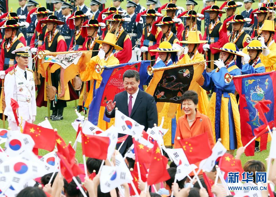 7月3日，國家主席習近平在首爾同韓國總統(tǒng)樸槿惠舉行會談。會談前，樸槿惠在青瓦臺總統(tǒng)府為習近平舉行隆重歡迎儀式。 新華社記者姚大偉攝 