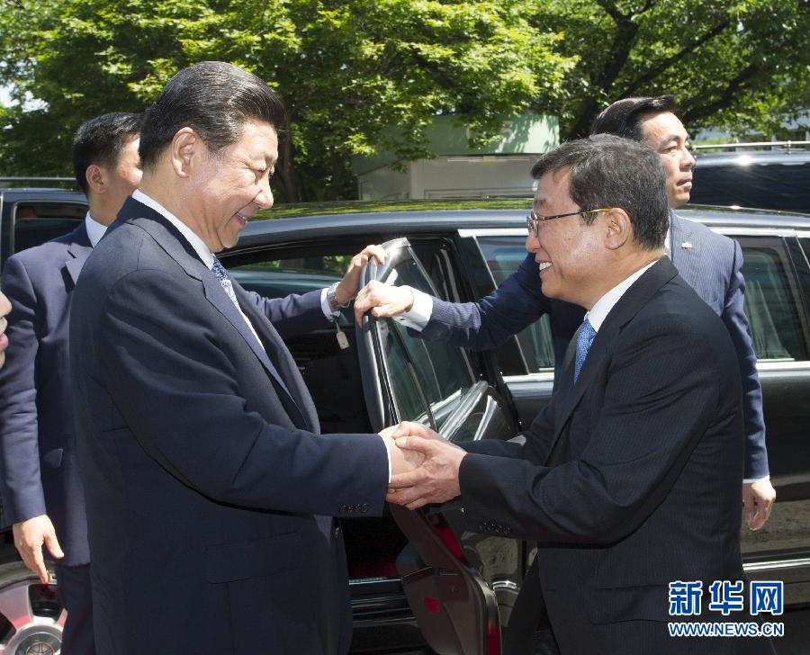 7月4日，國家主席習(xí)近平在韓國國立首爾大學(xué)發(fā)表題為《共創(chuàng)中韓合作未來　同襄亞洲振興繁榮》的重要演講。這是首爾大學(xué)校長吳然天迎接習(xí)近平主席。新華社記者 謝環(huán)馳 攝 