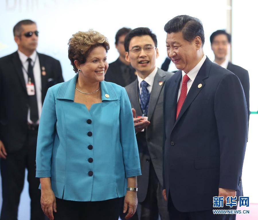 7月15日，國家主席習(xí)近平在巴西福塔萊薩出席金磚國家領(lǐng)導(dǎo)人第六次會晤。這是巴西總統(tǒng)羅塞夫迎接習(xí)近平主席。 新華社記者 蘭紅光 攝 