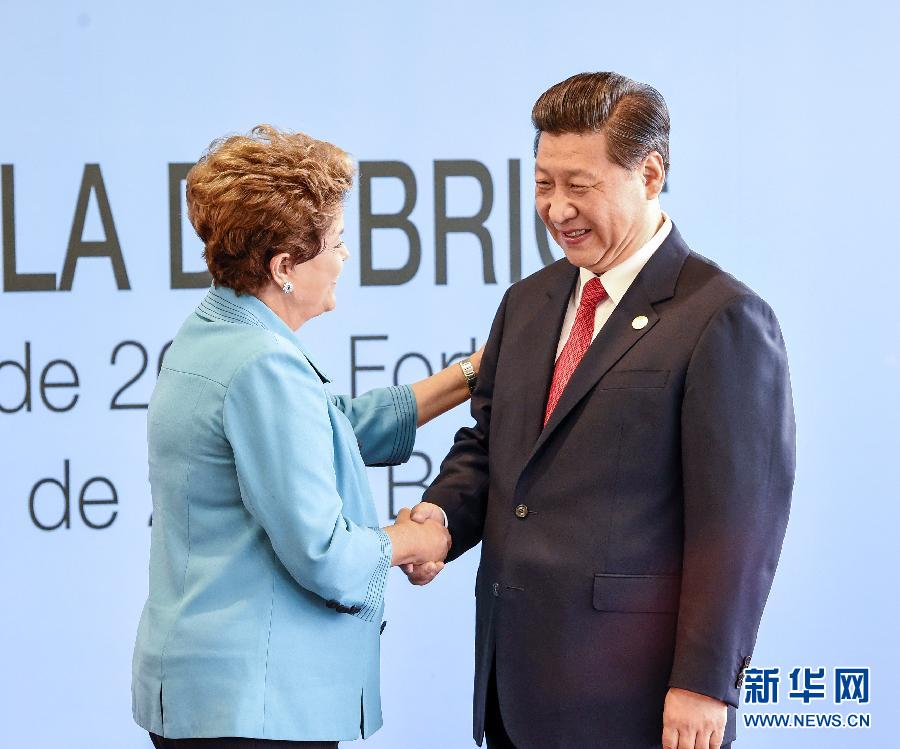 7月15日，國家主席習(xí)近平在巴西福塔萊薩出席金磚國家領(lǐng)導(dǎo)人第六次會晤。這是巴西總統(tǒng)羅塞夫迎接習(xí)近平主席。 新華社記者 李學(xué)仁 攝  