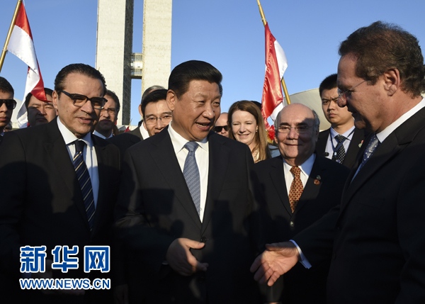 7月16日，國(guó)家主席習(xí)近平在巴西利亞會(huì)見(jiàn)巴西參議長(zhǎng)卡列羅斯（前右）和眾議長(zhǎng)阿爾維斯（前左）。 新華社記者 李學(xué)仁 攝 