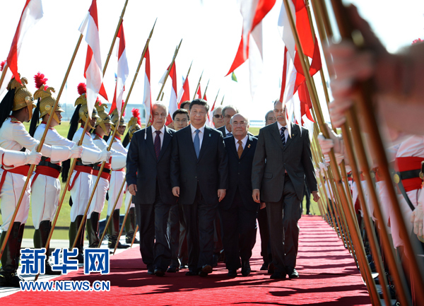 7月16日，國(guó)家主席習(xí)近平在巴西利亞會(huì)見(jiàn)巴西參議長(zhǎng)卡列羅斯和眾議長(zhǎng)阿爾維斯。這是習(xí)近平步入國(guó)會(huì)大廈。 新華社記者 劉建生 攝 