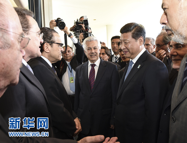 7月16日，國(guó)家主席習(xí)近平在巴西利亞會(huì)見(jiàn)巴西參議長(zhǎng)卡列羅斯和眾議長(zhǎng)阿爾維斯。這是兩院議長(zhǎng)迎接習(xí)近平主席，并介紹議員代表。 新華社記者李學(xué)仁 攝 