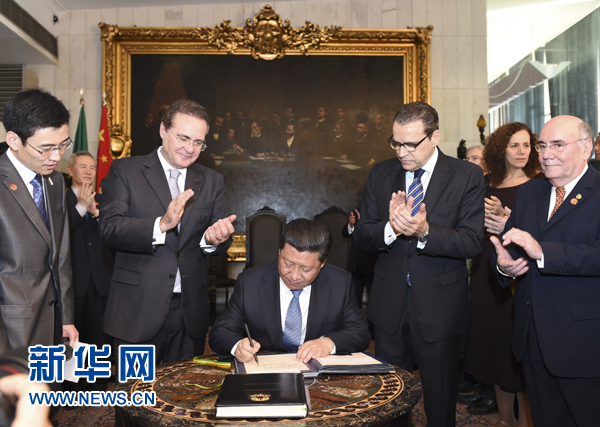7月16日，國(guó)家主席習(xí)近平在巴西利亞會(huì)見(jiàn)巴西參議長(zhǎng)卡列羅斯（前排左二）和眾議長(zhǎng)阿爾維斯（前排右二）。這是習(xí)近平應(yīng)邀為參眾兩院題詞。新華社記者 李學(xué)仁 攝 