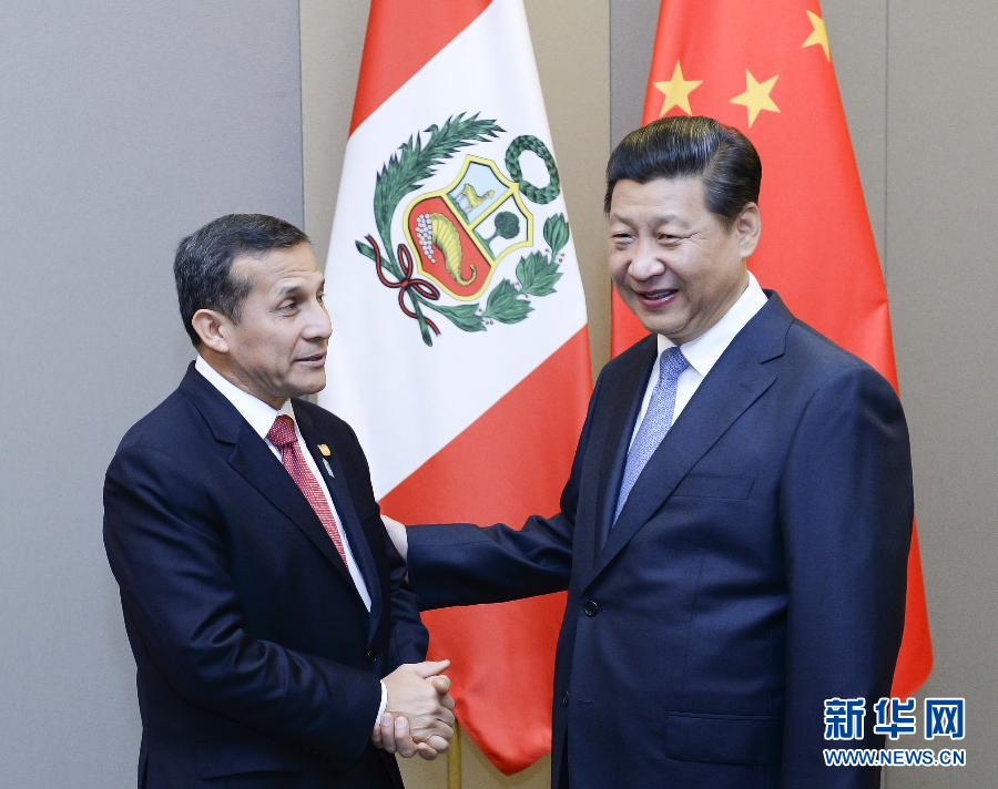 7月16日，國(guó)家主席習(xí)近平在巴西首都巴西利亞會(huì)見(jiàn)秘魯總統(tǒng)烏馬拉。新華社記者 劉建生 攝 