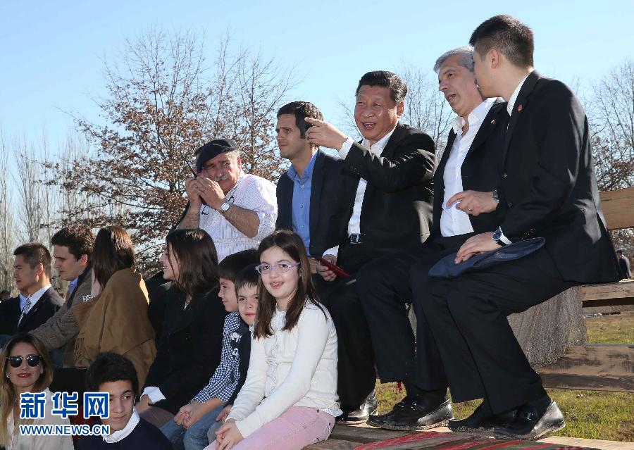 當?shù)貢r間7月19日，正在對阿根廷進行國事訪問的國家主席習近平參觀共和國莊園，考察阿根廷農(nóng)牧業(yè)，了解阿根廷農(nóng)牧民文化特色。新華社記者劉衛(wèi)兵攝