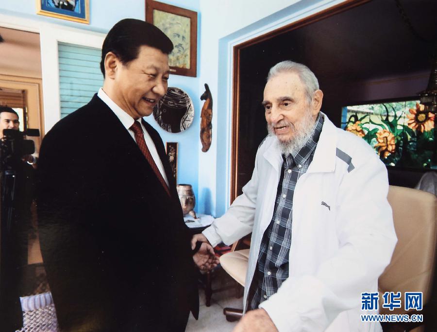 當(dāng)?shù)貢r(shí)間7月22日，國(guó)家主席習(xí)近平在哈瓦那親切探望古巴革命領(lǐng)袖菲德?tīng)?middot;卡斯特羅。 新華社發(fā)