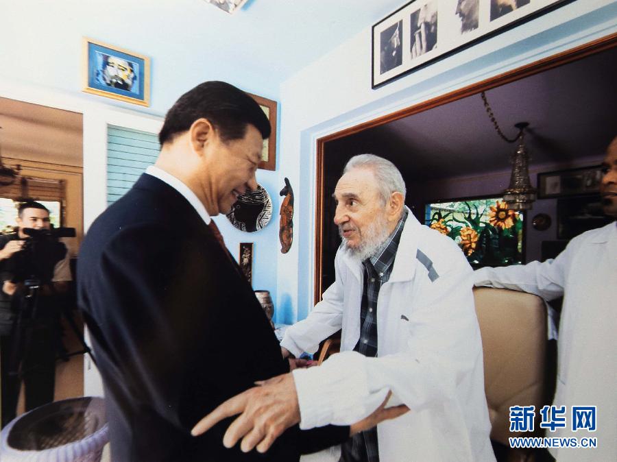 當(dāng)?shù)貢r(shí)間7月22日，國(guó)家主席習(xí)近平在哈瓦那親切探望古巴革命領(lǐng)袖菲德?tīng)?middot;卡斯特羅。 新華社發(fā)