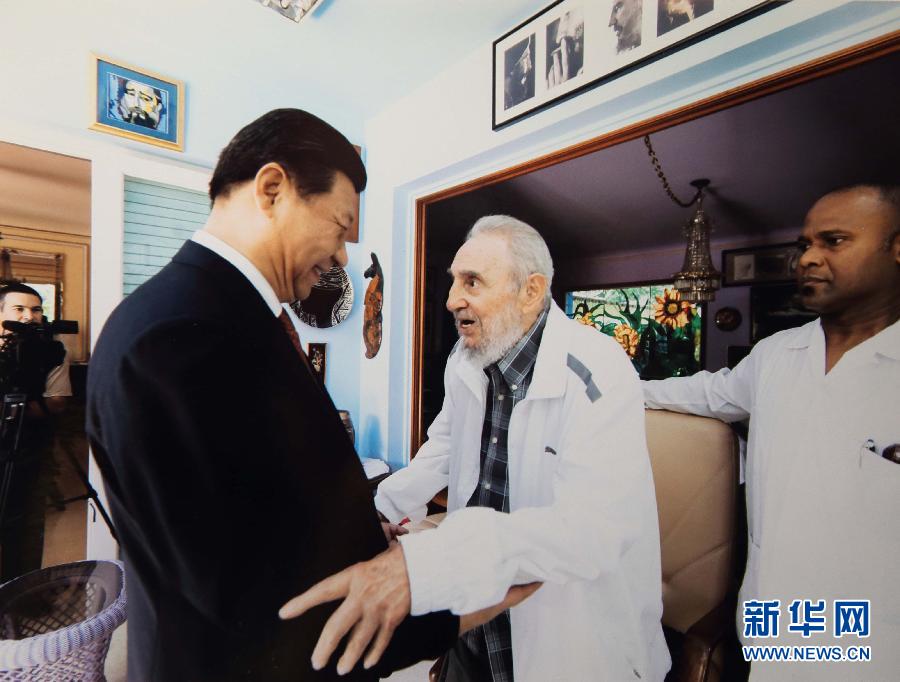 當(dāng)?shù)貢r(shí)間7月22日，國(guó)家主席習(xí)近平在哈瓦那親切探望古巴革命領(lǐng)袖菲德?tīng)?middot;卡斯特羅。 新華社發(fā)