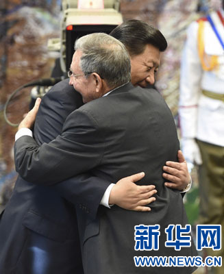 當(dāng)?shù)貢r(shí)間7月22日，國(guó)家主席習(xí)近平在哈瓦那接受古巴政府授予的“何塞·馬蒂”勛章。古巴國(guó)務(wù)委員會(huì)主席兼部長(zhǎng)會(huì)議主席勞爾·卡斯特羅為習(xí)近平佩戴勛章。新華社記者馬占成攝