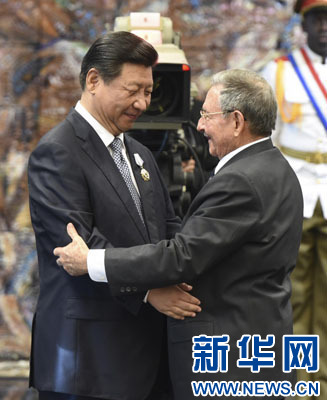 當(dāng)?shù)貢r(shí)間7月22日，國(guó)家主席習(xí)近平在哈瓦那接受古巴政府授予的“何塞·馬蒂”勛章。古巴國(guó)務(wù)委員會(huì)主席兼部長(zhǎng)會(huì)議主席勞爾·卡斯特羅為習(xí)近平佩戴勛章。新華社記者馬占成攝