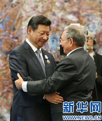當(dāng)?shù)貢r(shí)間7月22日，國(guó)家主席習(xí)近平在哈瓦那接受古巴政府授予的“何塞·馬蒂”勛章。古巴國(guó)務(wù)委員會(huì)主席兼部長(zhǎng)會(huì)議主席勞爾·卡斯特羅為習(xí)近平佩戴勛章。新華社記者劉衛(wèi)兵攝