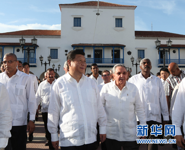當?shù)貢r間7月23日，國家主席習近平在古巴國務委員會主席兼部長會議主席勞爾·卡斯特羅全程陪同下，訪問古巴第二大城市、被稱為“英雄城”的圣地亞哥。這是習近平和勞爾參觀圣地亞哥市政府。新華社記者蘭紅光 攝
