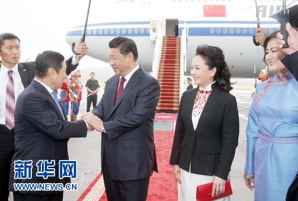 8月21日，國家主席習(xí)近平抵達(dá)烏蘭巴托，開始對(duì)蒙古國進(jìn)行國事訪問。習(xí)近平和夫人彭麗媛在機(jī)場受到蒙古國總理阿勒坦呼亞格夫婦熱情迎接。新華社記者鞠鵬攝