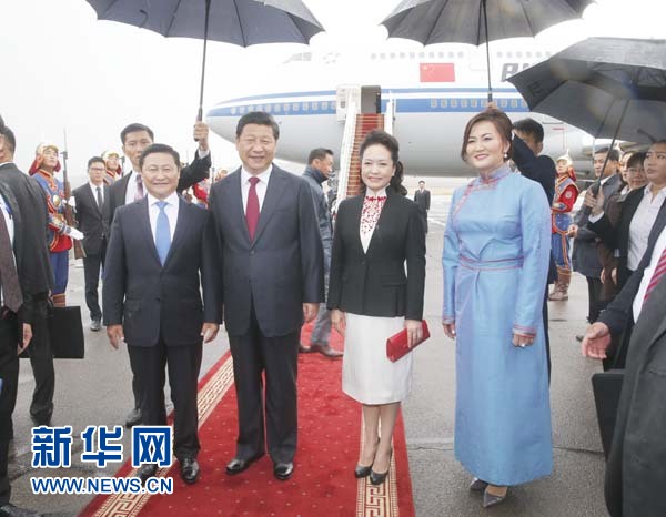 8月21日，國家主席習(xí)近平抵達(dá)烏蘭巴托，開始對(duì)蒙古國進(jìn)行國事訪問。習(xí)近平和夫人彭麗媛在機(jī)場受到蒙古國總理阿勒坦呼亞格夫婦熱情迎接。新華社記者鞠鵬攝 