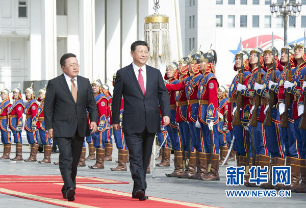 8月21日，國(guó)家主席習(xí)近平在烏蘭巴托同蒙古國(guó)總統(tǒng)額勒貝格道爾吉舉行會(huì)談。會(huì)談前，額勒貝格道爾吉在國(guó)家宮前廣場(chǎng)為習(xí)近平舉行隆重歡迎儀式。新華社記者 黃敬文 攝
