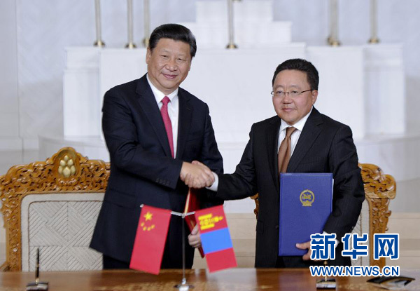 8月21日，國(guó)家主席習(xí)近平在烏蘭巴托同蒙古國(guó)總統(tǒng)額勒貝格道爾吉舉行會(huì)談。會(huì)談后，兩國(guó)元首共同簽署并發(fā)表《中華人民共和國(guó)和蒙古國(guó)關(guān)于建立和發(fā)展全面戰(zhàn)略伙伴關(guān)系的聯(lián)合宣言》。新華社記者 張鐸 攝