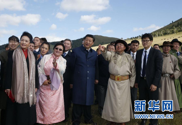 8月22日，國(guó)家主席習(xí)近平在蒙古國(guó)總統(tǒng)額勒貝格道爾吉陪同下前往烏蘭巴托市郊觀看那達(dá)慕。這是習(xí)近平和夫人彭麗媛同額勒貝格道爾吉夫婦觀看表演。新華社記者 鞠鵬 攝