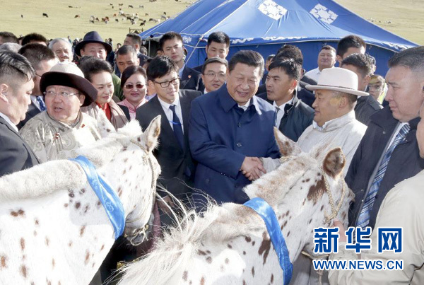 8月22日，國(guó)家主席習(xí)近平在蒙古國(guó)總統(tǒng)額勒貝格道爾吉陪同下前往烏蘭巴托市郊觀看那達(dá)慕。額勒貝格道爾吉向習(xí)近平夫婦贈(zèng)送兩匹蒙古馬。習(xí)近平為兩匹馬分別取名阿爾泰和克魯倫，寓意中蒙兩國(guó)山水相連、睦鄰友好。新華社記者 鞠鵬 攝