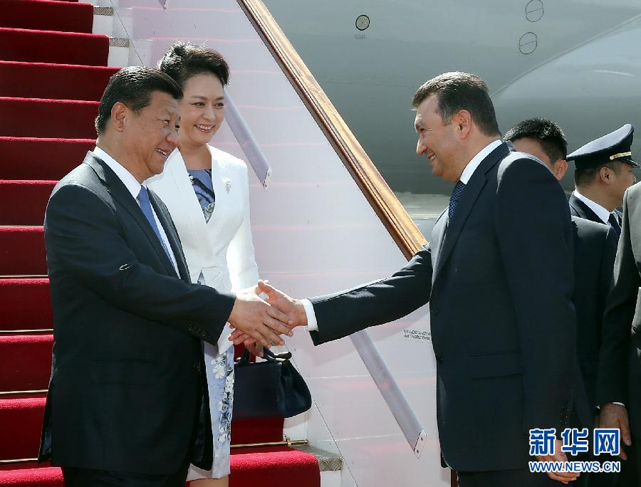 9月11日，國家主席習(xí)近平抵達(dá)杜尚別，應(yīng)塔吉克斯坦總統(tǒng)拉赫蒙邀請，出席上海合作組織成員國元首理事會(huì)第十四次會(huì)議并對塔吉克斯坦進(jìn)行國事訪問。習(xí)近平和夫人彭麗媛在機(jī)場受到塔吉克斯坦總理拉蘇爾佐達(dá)等熱情迎接。新華社記者 鞠鵬 攝 