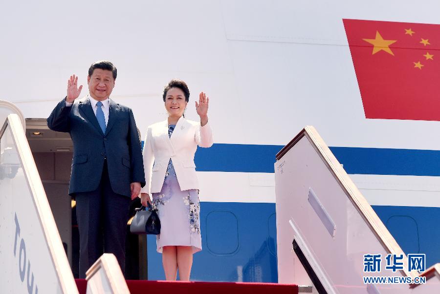9月11日，中國國家主席習(xí)近平抵達(dá)杜尚別，應(yīng)塔吉克斯坦總統(tǒng)拉赫蒙邀請，出席上海合作組織成員國元首理事會(huì)第十四次會(huì)議并對塔吉克斯坦進(jìn)行國事訪問。這是習(xí)近平和夫人彭麗媛走出機(jī)艙。新華社記者 馬占成 攝 