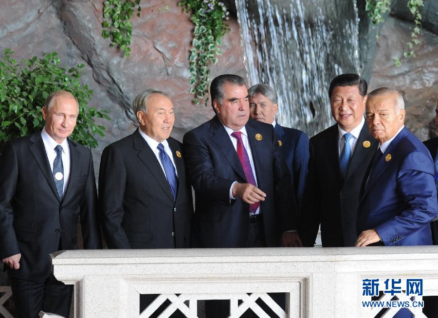 9月12日，上海合作組織成員國元首理事會(huì)第十四次會(huì)議在塔吉克斯坦首都杜尚別舉行。國家主席習(xí)近平出席會(huì)議并發(fā)表重要講話。這是習(xí)近平同其他成員國元首親切交談。新華社記者謝環(huán)馳攝 