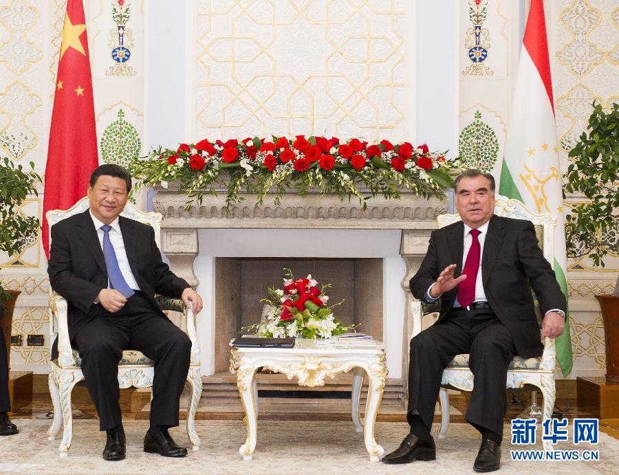 9月13日，國家主席習(xí)近平在杜尚別同塔吉克斯坦總統(tǒng)拉赫蒙舉行會談。 新華社記者黃敬文攝 