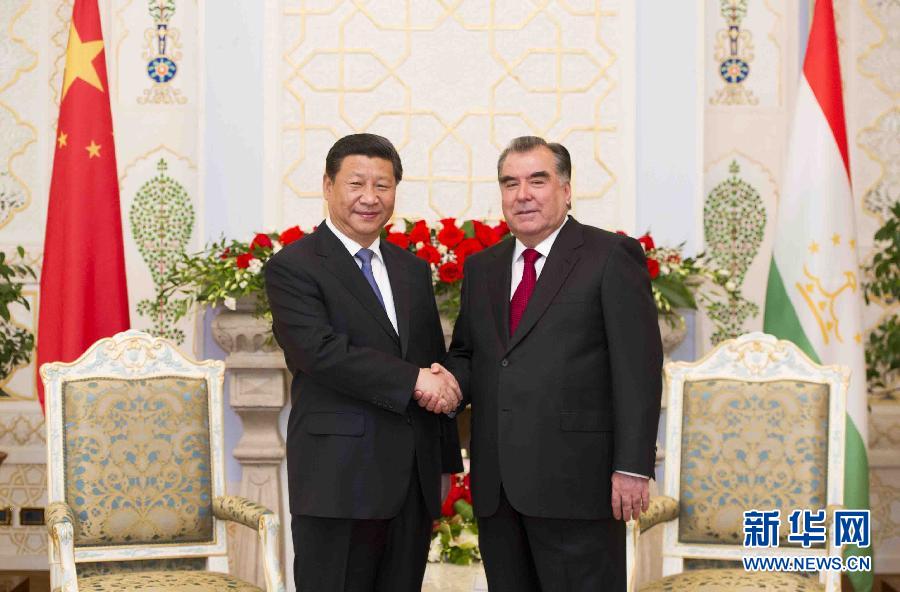 9月13日，國家主席習(xí)近平在杜尚別同塔吉克斯坦總統(tǒng)拉赫蒙舉行會談。 新華社記者黃敬文攝 