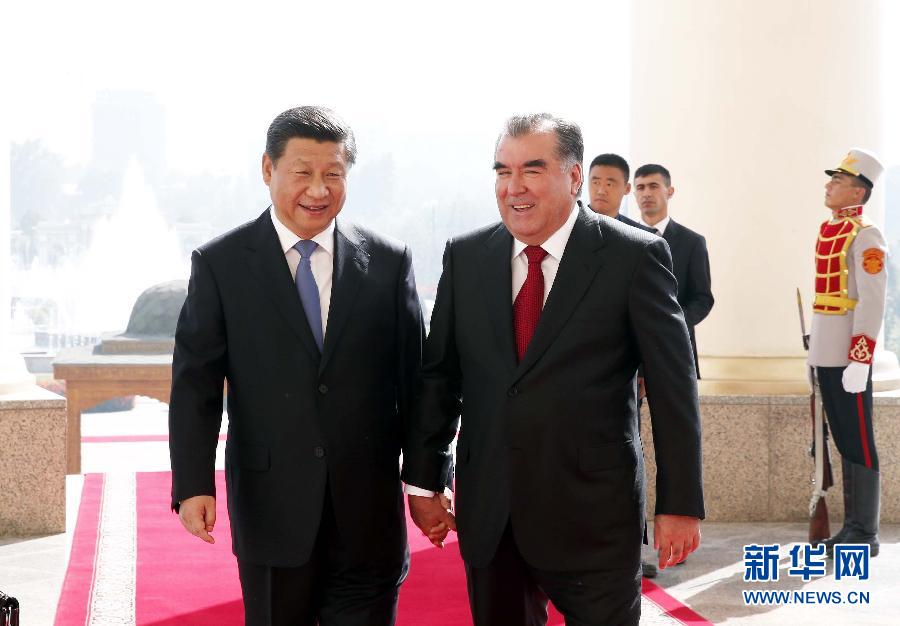 9月13日，國家主席習(xí)近平在杜尚別同塔吉克斯坦總統(tǒng)拉赫蒙舉行會談。 這是會談開始前，兩國元首步入會談大廳。 新華社記者鞠鵬攝 