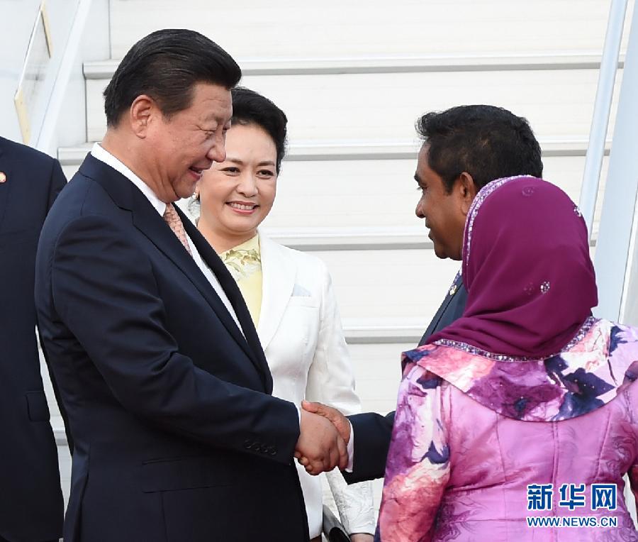 9月14日，國家主席習(xí)近平抵達馬累，開始對馬爾代夫進行國事訪問。習(xí)近平和夫人彭麗媛在機場受到馬爾代夫總統(tǒng)亞明夫婦的熱情迎接。 新華社記者 馬占成 攝