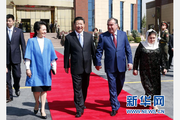 9月14日，國家主席習近平結(jié)束對塔吉克斯坦的國事訪問，乘坐專機離開杜尚別。拉赫蒙總統(tǒng)夫婦專程到機場為習近平和夫人彭麗媛送行。新華社記者 鞠鵬 攝 