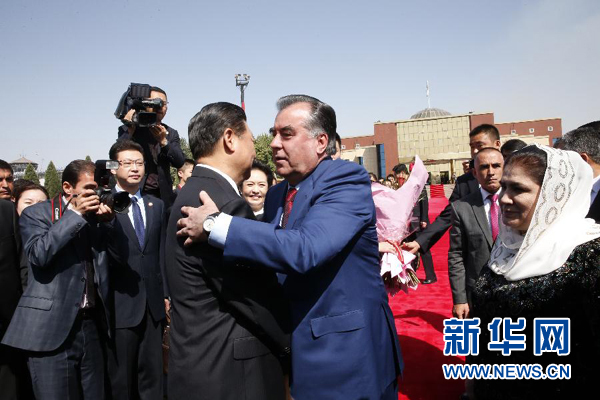 9月14日，國家主席習近平結(jié)束對塔吉克斯坦的國事訪問，乘坐專機離開杜尚別。拉赫蒙總統(tǒng)夫婦專程到機場為習近平和夫人彭麗媛送行。新華社記者 鞠鵬 攝 