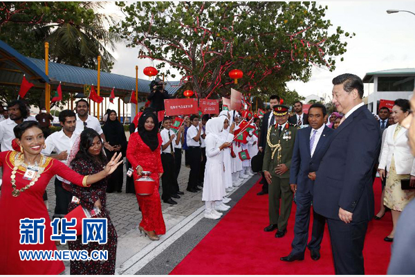  9月14日，國(guó)家主席習(xí)近平抵達(dá)馬累，開始對(duì)馬爾代夫進(jìn)行國(guó)事訪問。習(xí)近平和夫人彭麗媛在機(jī)場(chǎng)受到馬爾代夫總統(tǒng)亞明夫婦的熱情迎接。新華社記者 鞠鵬 攝 