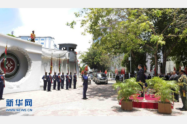 9月15日，國(guó)家主席習(xí)近平在馬累向馬爾代夫烈士紀(jì)念碑致禮。新華社記者 張鐸 攝